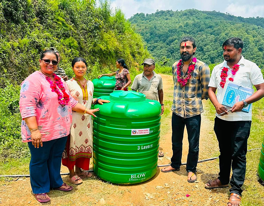 इच्छाकामना गाउँपालिकाले किसानलाई बाँड्यो पानी ट्यांकी र पाइप
