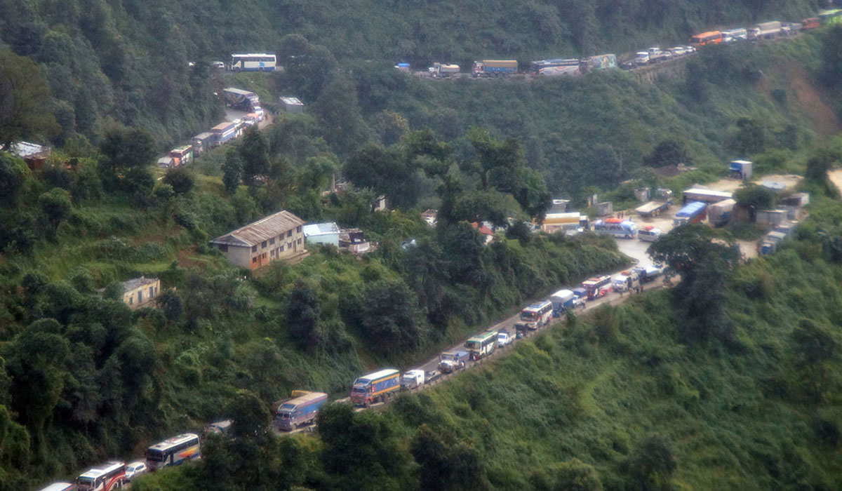 तीन जिल्लामा रोकिए काठमाडौं आउने सवारी साधन