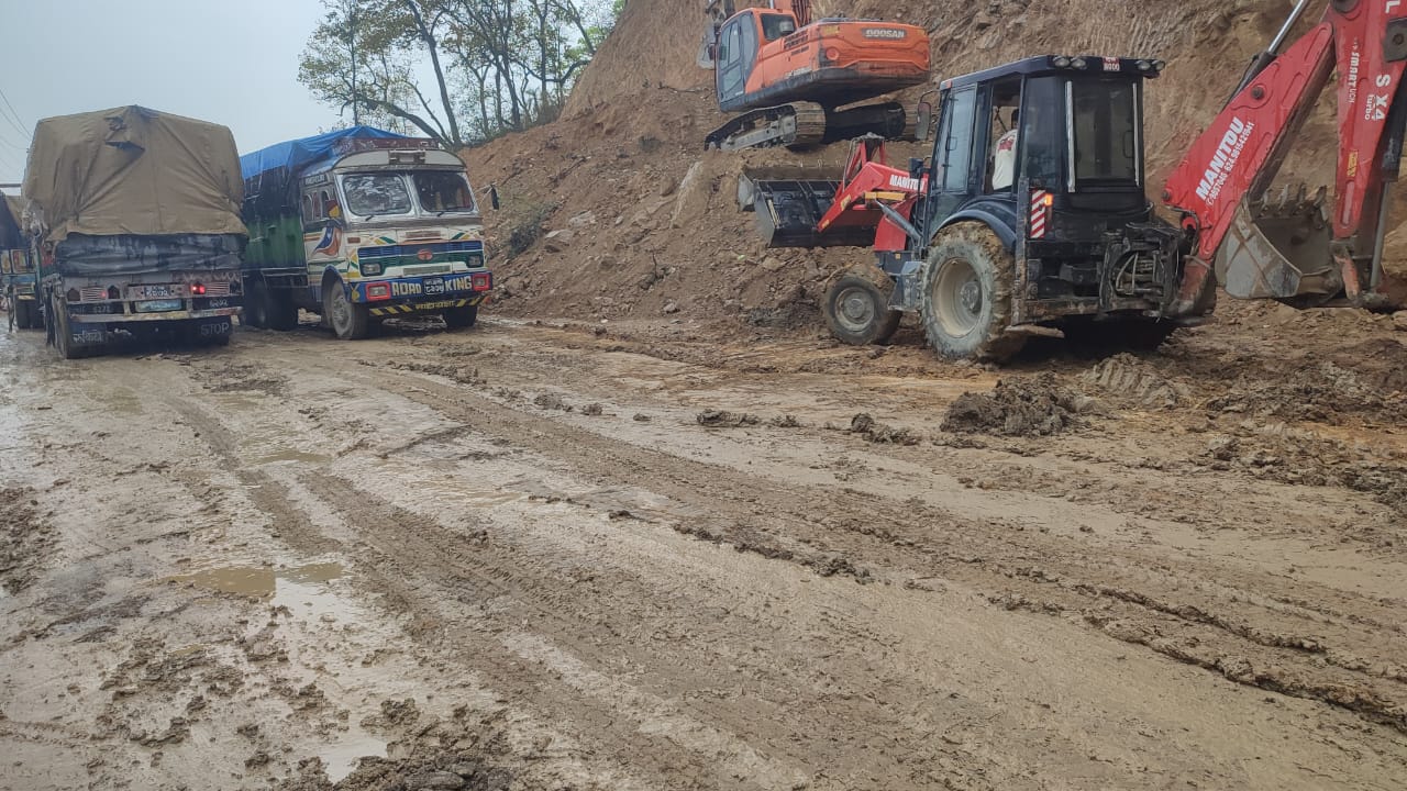 मुग्लिङ-नारायणगढ सडक दुईतर्फी अवरुद्ध